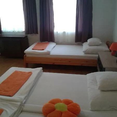 Апартаменты 100 Eves Nosztalgia *